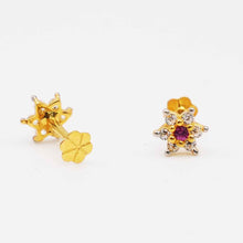 18K Floral Pattern Gold Studs