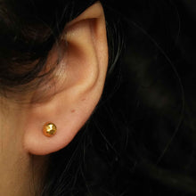 18k Gold Sleek Studs