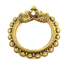 We have any desgin you dream of🤩  Elevate your style with our stunning collection of stacking gold bangles✨  Mix and match for a personalized look that radiates elegance✨  Crafted with precision, each piece is a timeless expression of your unique style  Explore the art of stacking and let your individuality shine with the warmth and luxury of gold❤️‍🔥  come to us for all your jewelry needs✨