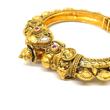 We have any desgin you dream of🤩  Elevate your style with our stunning collection of stacking gold bangles✨  Mix and match for a personalized look that radiates elegance✨  Crafted with precision, each piece is a timeless expression of your unique style  Explore the art of stacking and let your individuality shine with the warmth and luxury of gold❤️‍🔥  come to us for all your jewelry needs✨